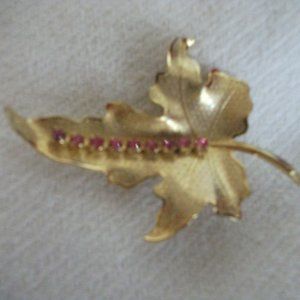 Vintage goldtone leaf shaped brooch with pink rhinestones